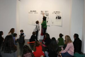 Niños atienden la explicación de la exposición. Fotos: B.Valverde