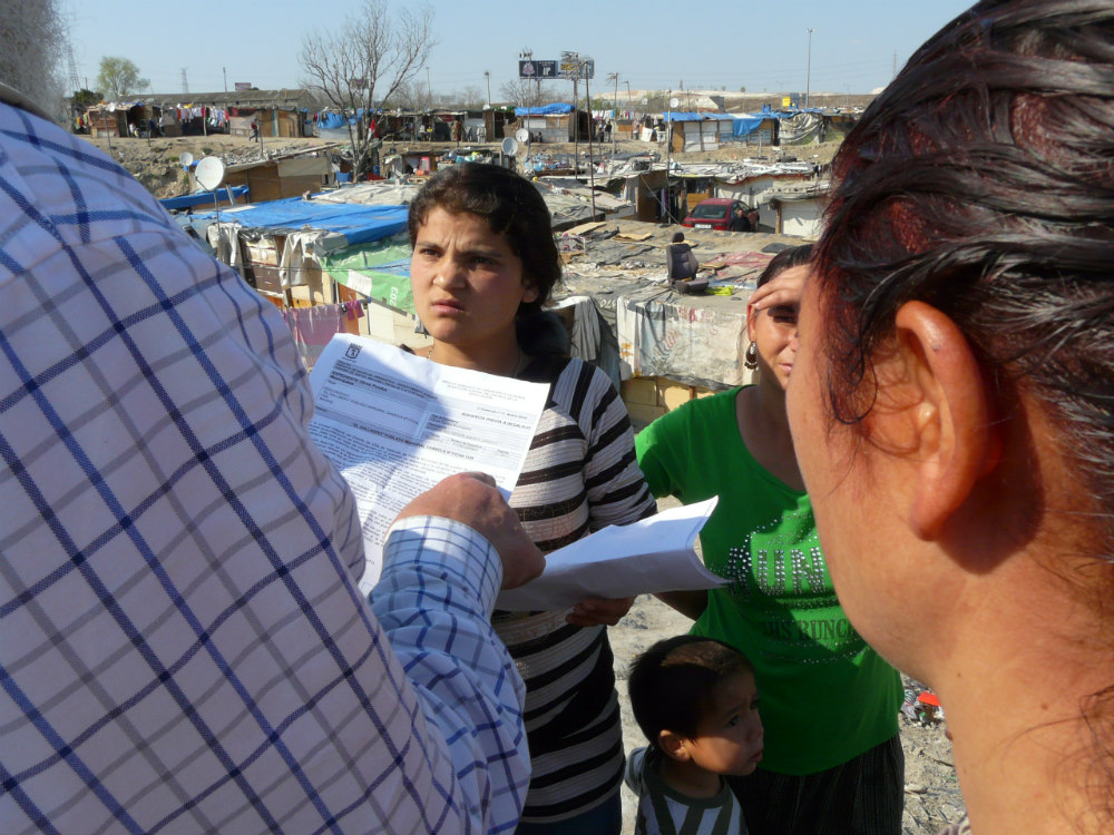 Las mujeres preocupadas preguntan a Paco sobre el documento de aviso de desalojo
