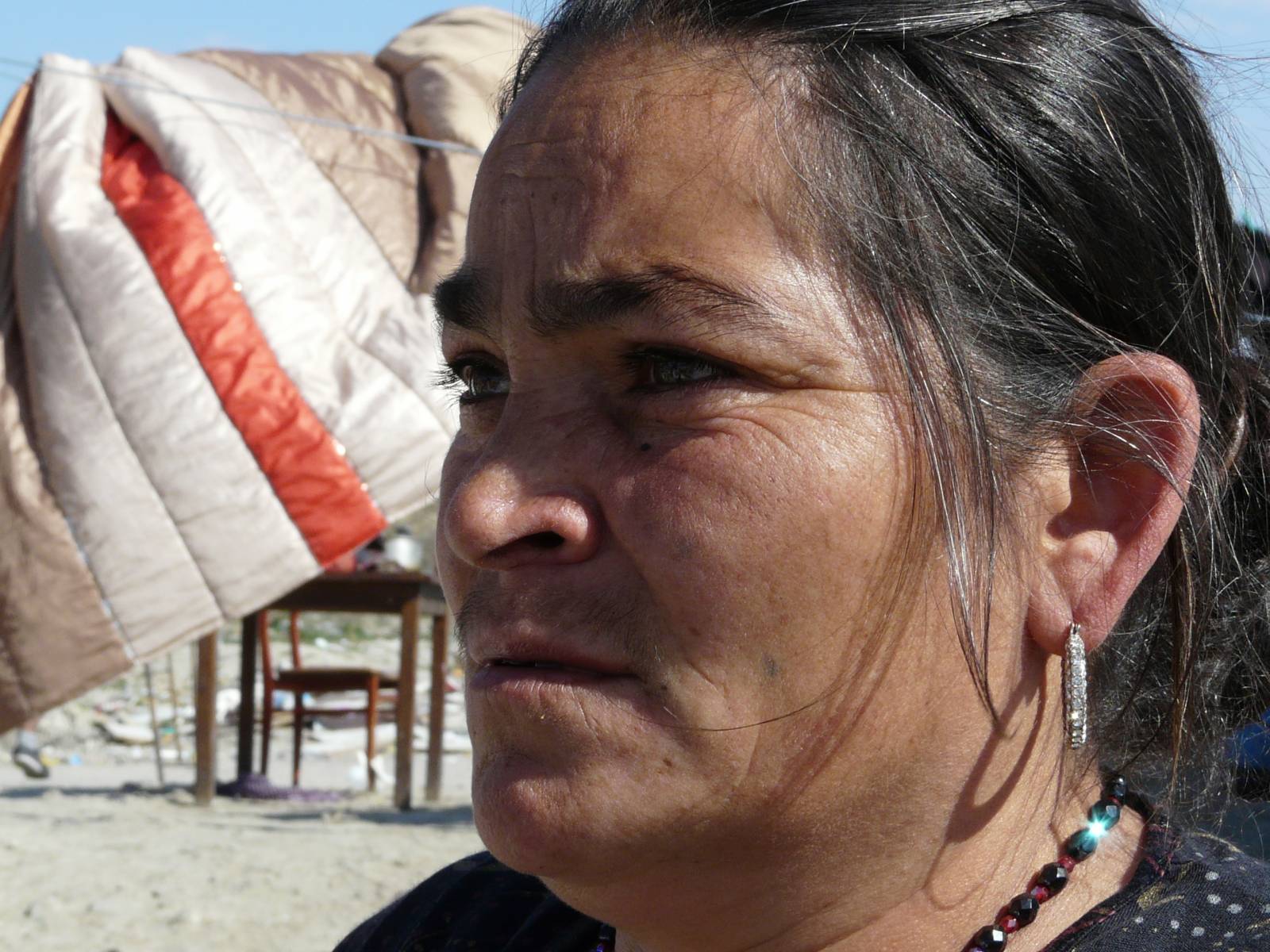 Una mujer preocupada por el aviso de desalojo