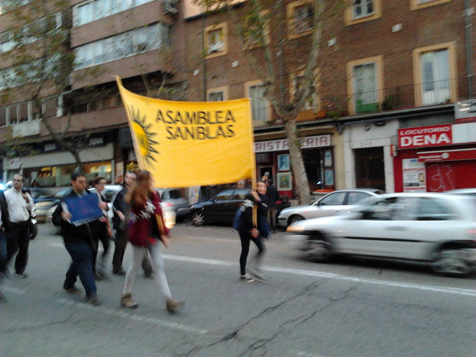 Manifestación Los vecinos de la Asamblea de San Blas por la calle de Alcalá, en El Carmen