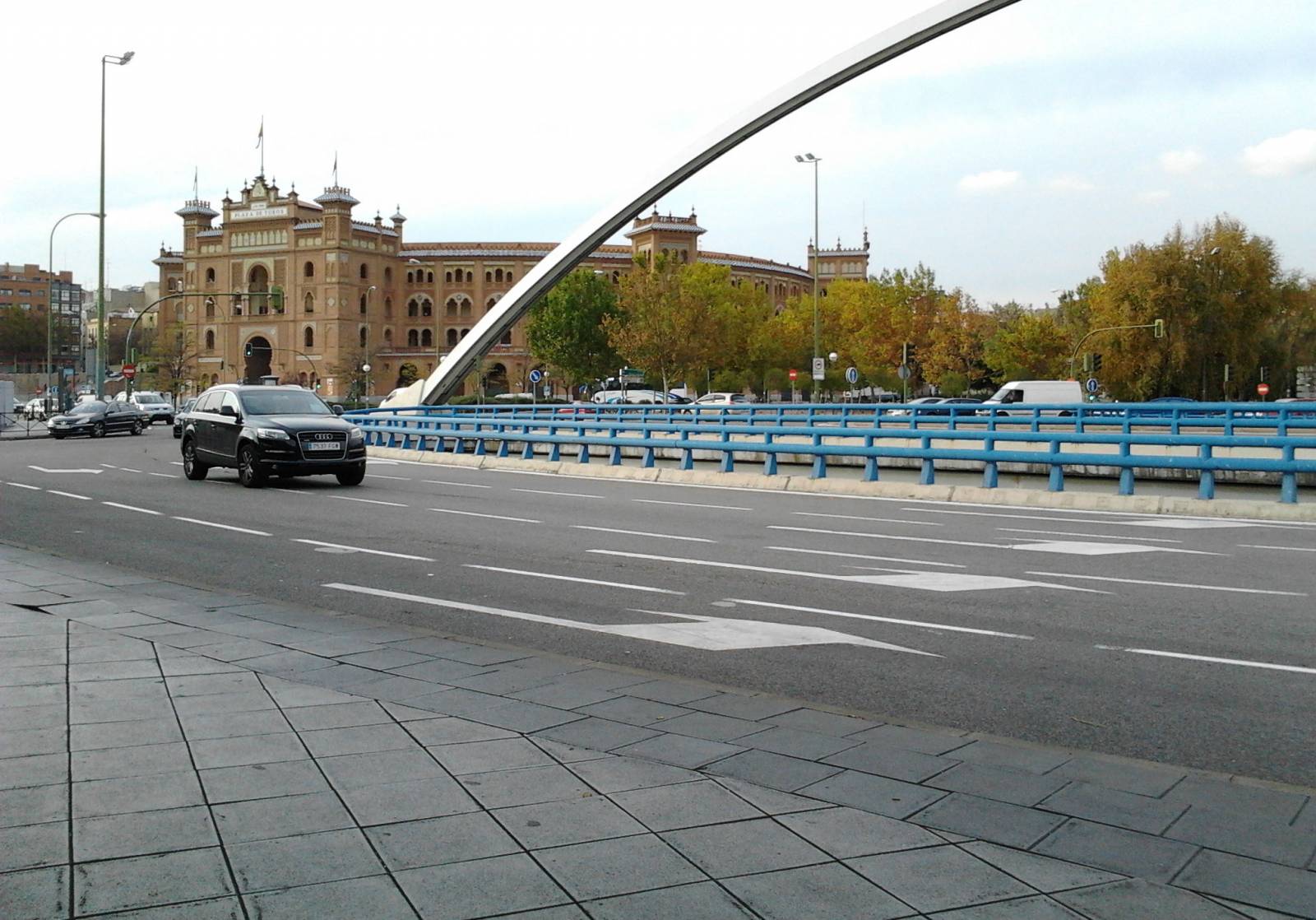 Bienvenida a Ventas El arco de Ventas de la M-30 con la plaza de toros al fondo