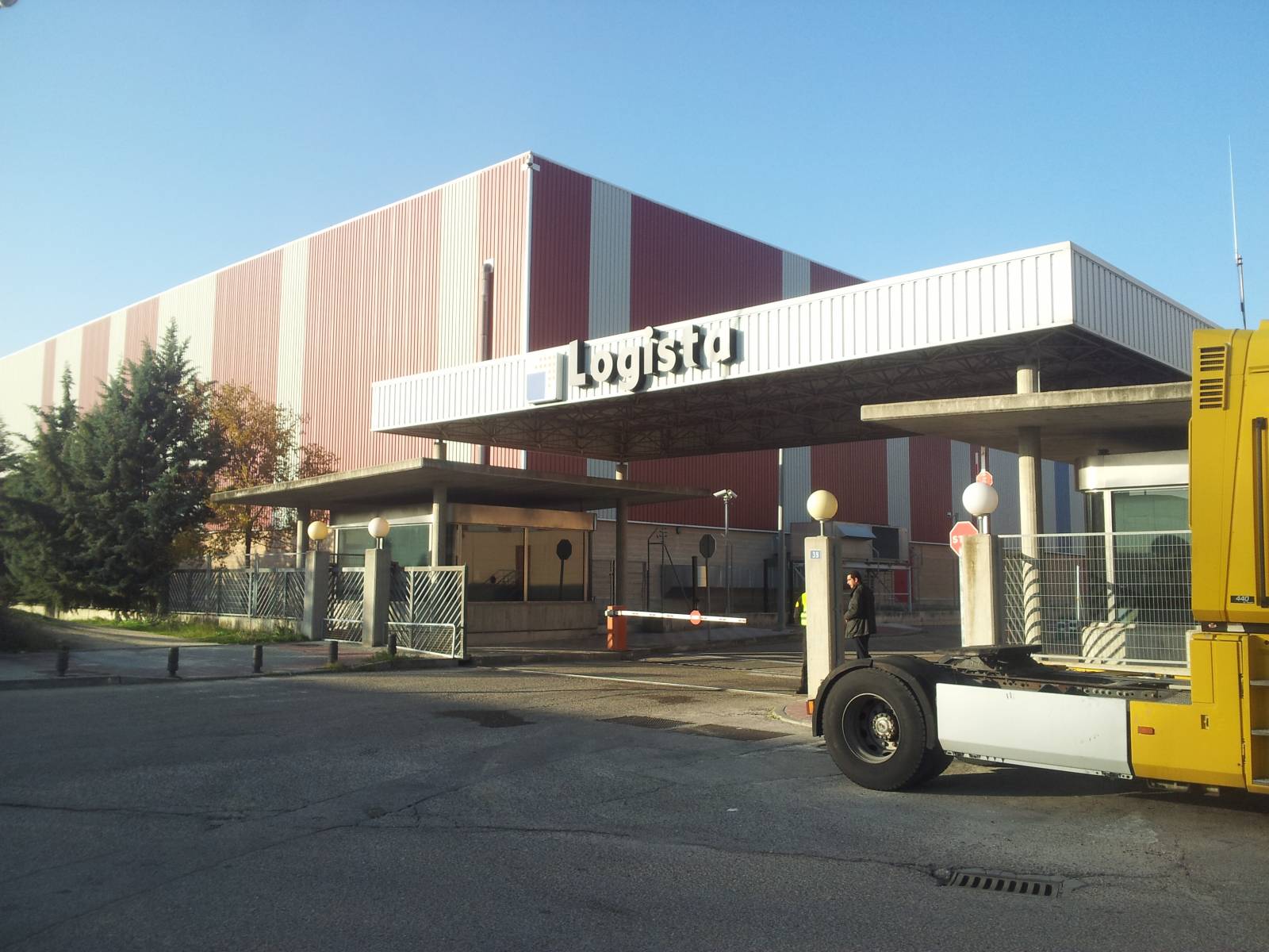 El almacén de tabacos de Logista con sus puertas abiertas