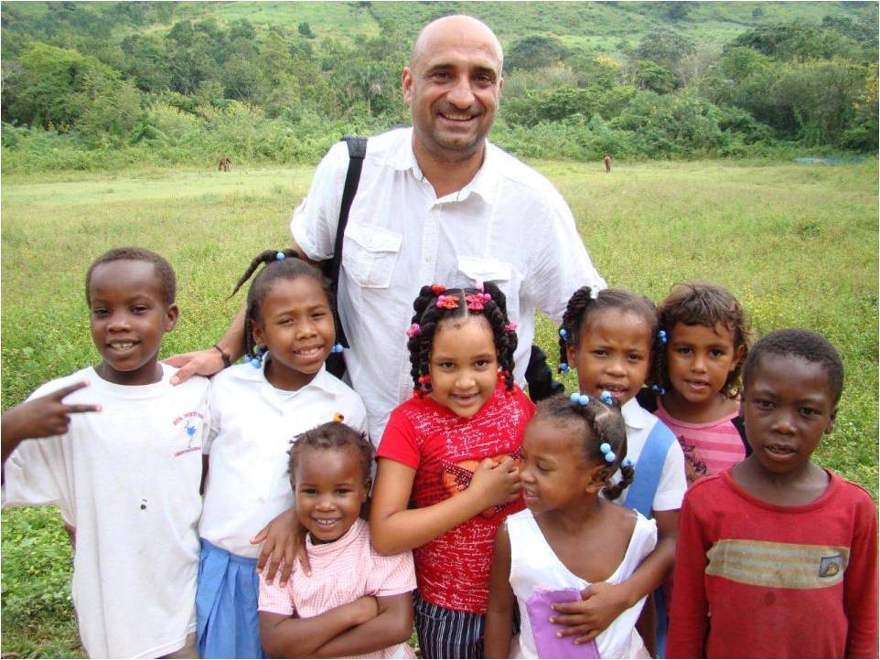 Álvaro Sánchez, presidente de SoliDive, con niños de la comunidad de Pedernales Álvaro Sánchez, presidente de SoliDive, con niños de la comunidad de Pedernales