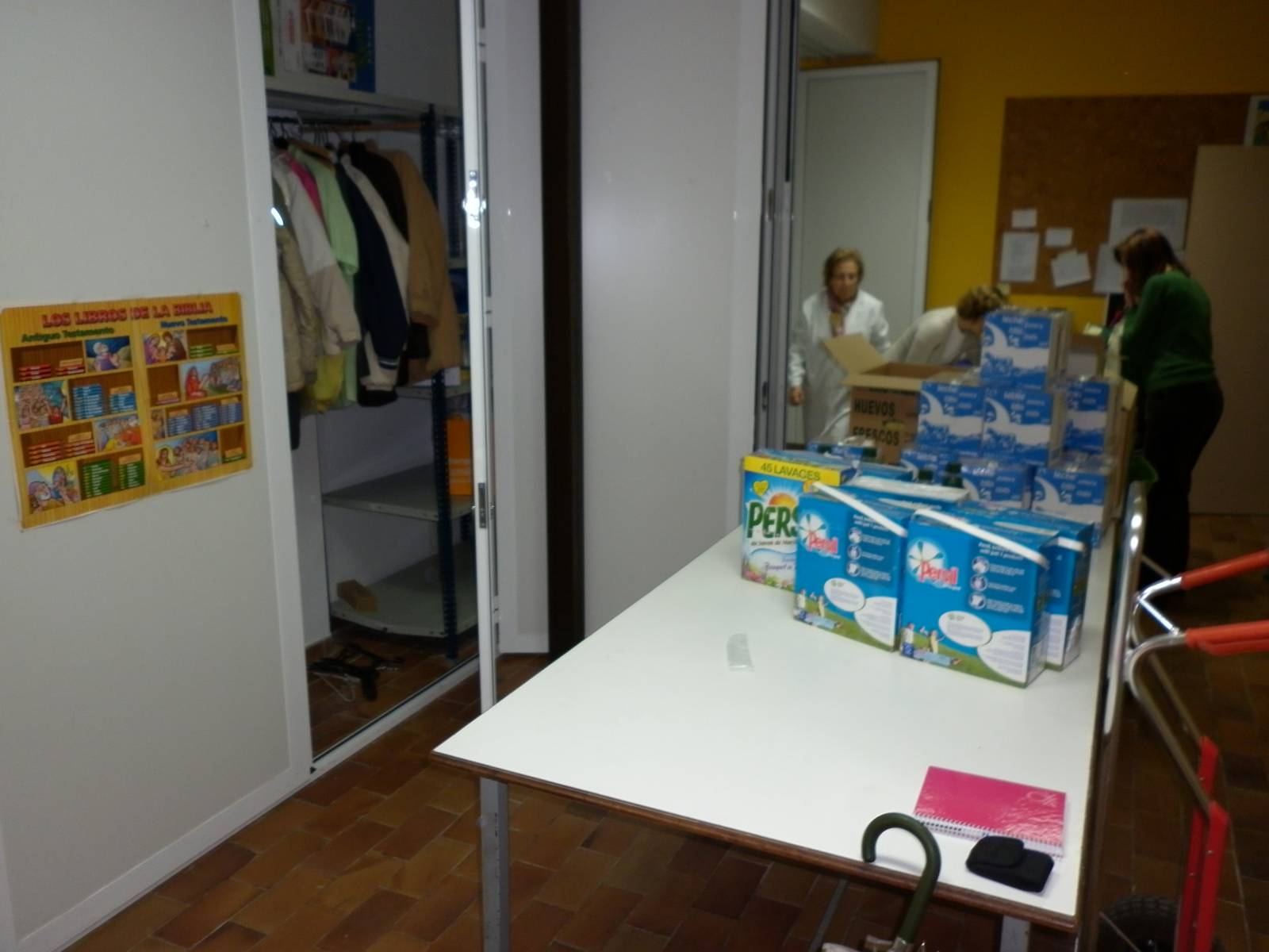 Cáritas 1 Habitación con ropa y alimentos