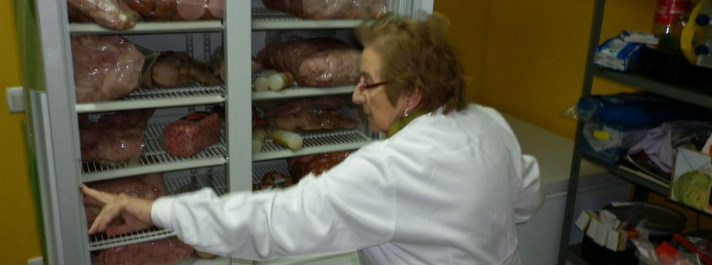 Caritas portada Una voluntaria muestra la nevera llena de carne