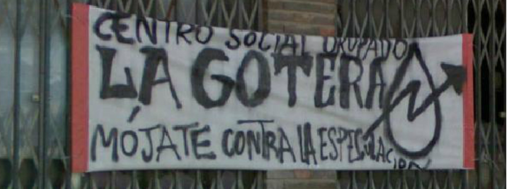 Pancarta que pende de uno de los costados del mercado ocupado Pancarta que pende de uno de los costados del mercado ocupado