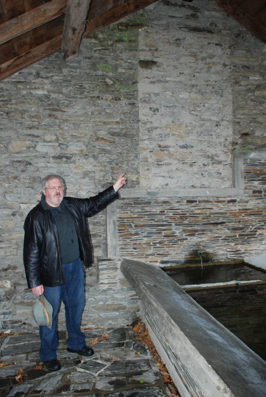 Cliff Colman junto a la placa franquista que destruyó