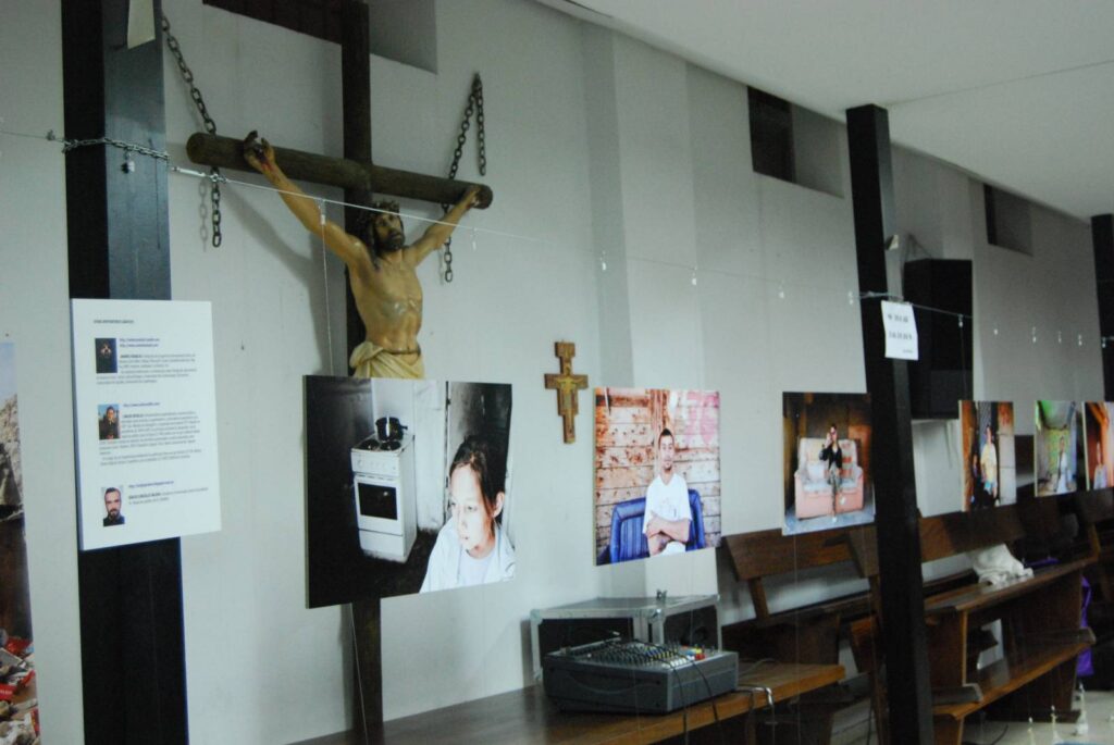 Parroquia Carlos Borromeo (Vallecas) Detalle de la exposición «Vidas al borde. Miradas al y desde El Gallinero»