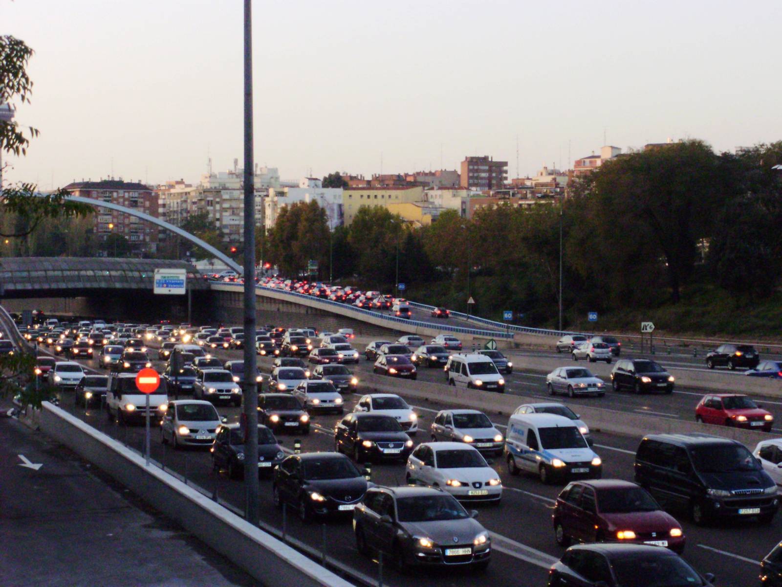 arco de Ventas Arco de Ventas, la dirección hacia el norte de la M-30 tiene habilitada los carriles centrales para que confluya el tráfico con mayor rapidez