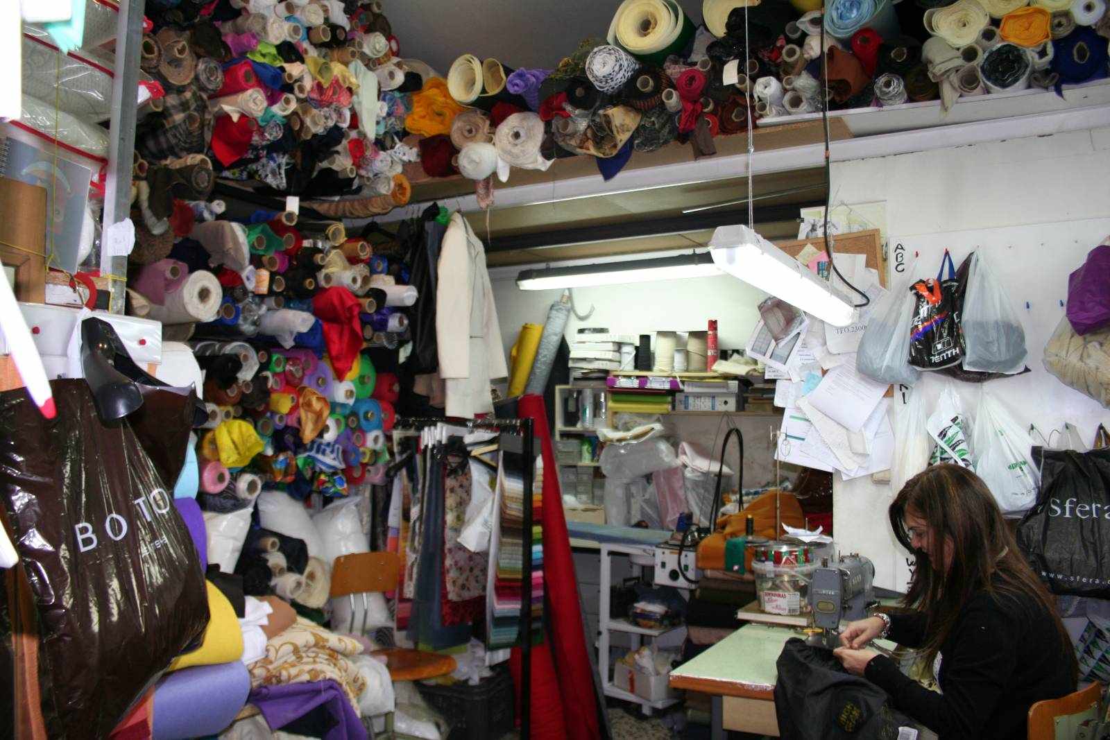 Taller de la tienda de telas y retales de Charo y Raquel Taller de la tienda de telas y retales de Charo y Raquel