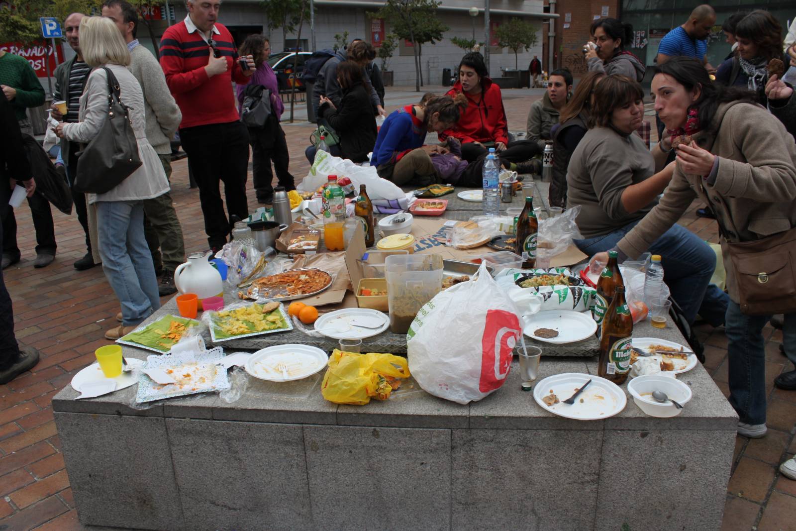 Comida de huelga anticonsumo con Coca-Cola y Ferrero Rocher