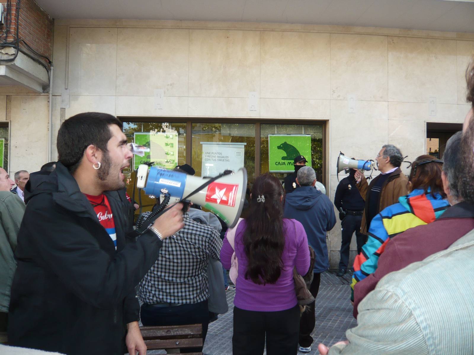 Miembros del piquete a las puertas de una sucursal de Bankia Miembros del piquete a las puertas de una sucursal de Bankia