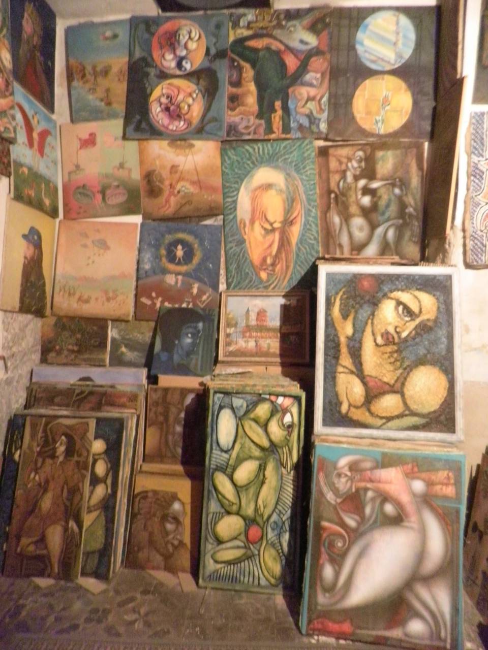 Esquina del Museo Toro Bravo Ejemplos de la variedad de pinturas que alberga el Museo de Toro Bravo