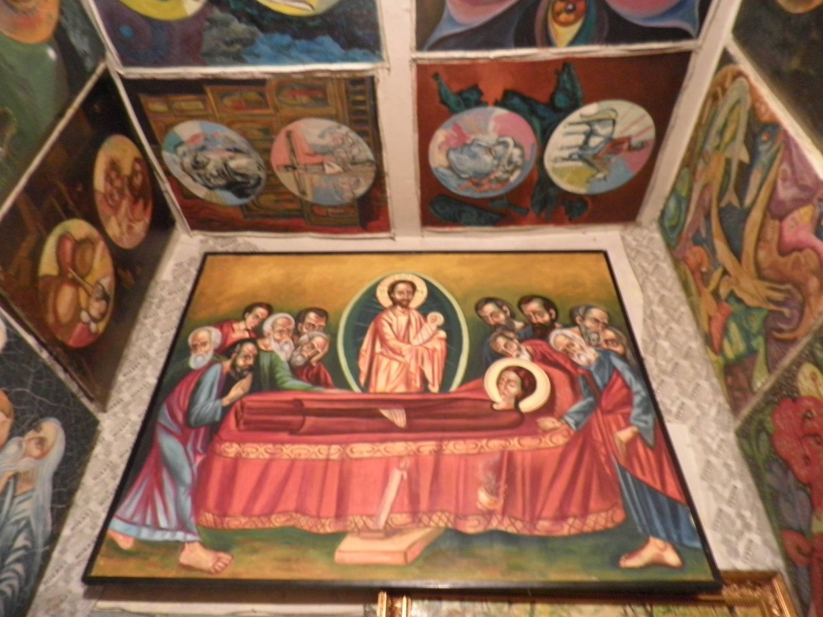 Entrada al taller de Toro Bravo Pasillo de entrada al Museo de Toro Bravo con láminas hasta en el techo