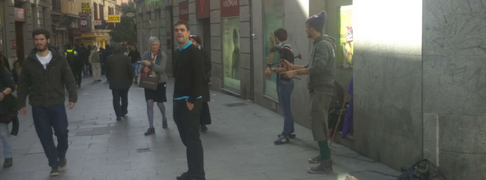 Perroflautas actuando en la calle Dos perroflautas actuando en plena calle