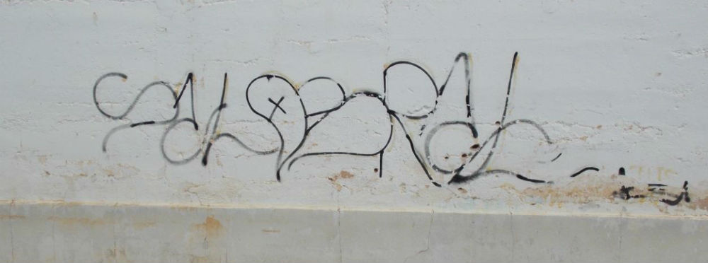 Salobral Grafiti de Salobral con agujeros de bala. Foto: Francisco Delgado-Iribarren