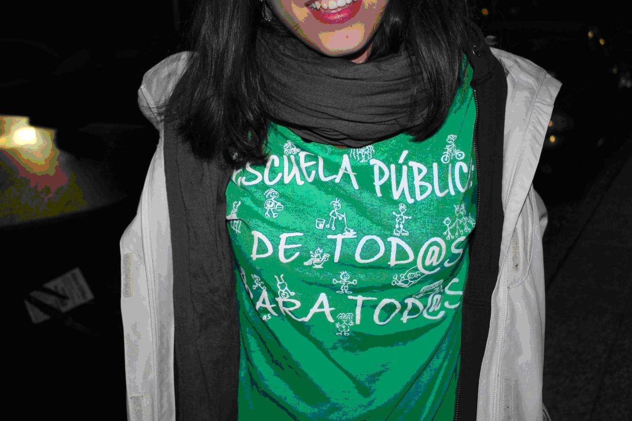 camiseta Una de las manifestantes muestra su camiseta en defensa de la enseñanza pública
