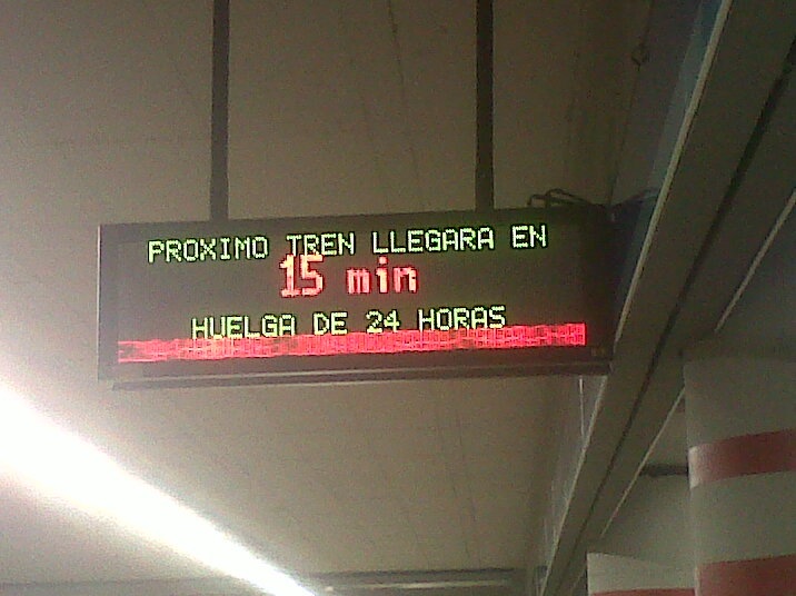 circulaunodecadatrestrenes Cartel informativo del próximo tren de Metro en Atocha