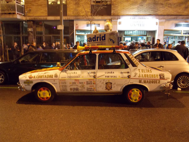 cochecito Cochecito madridista en la calle Gutiérrez Solana