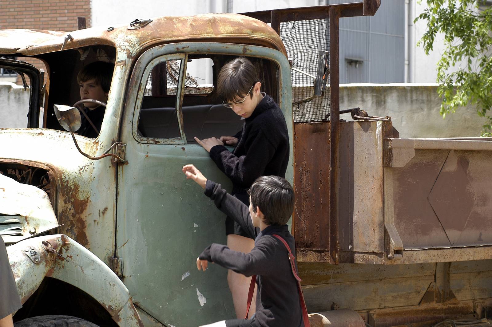 Los actores en la mítica «Mercedes» del descampao. Foto: Ganga Producciones