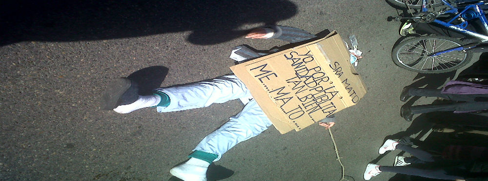 Un manifestante curioso Alegoría de la muerte de la sanidad pública y de calidad