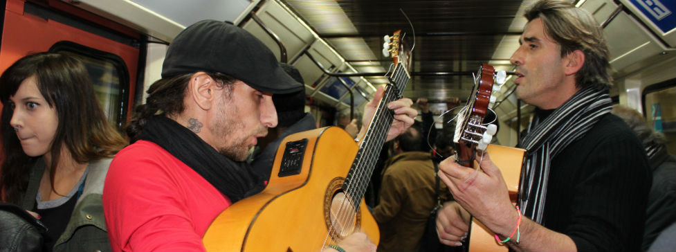 Tito y Toni sacan su duende en el metro. Foto: Iara M.Búa Tito y Toni sacan su duende en el metro. Foto: Iara M.Búa