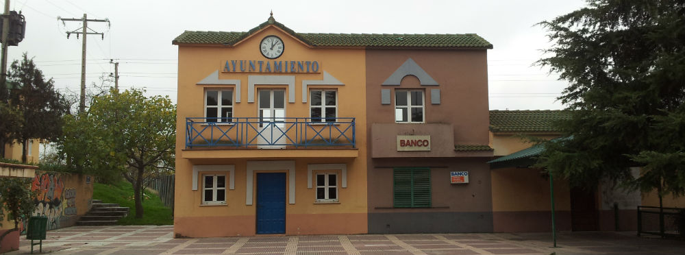 El Ayuntamiento y el banco de la CEMU, en la plaza principal de la miniciudad El Ayuntamiento y el banco de la CEMU, en la plaza principal de la miniciudad