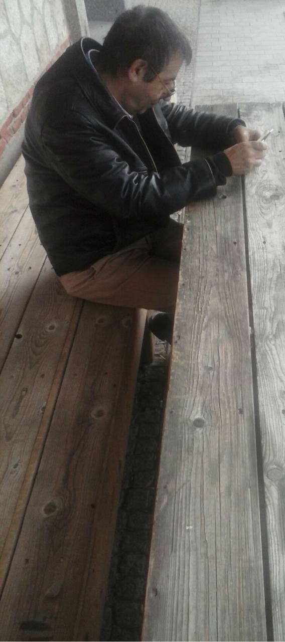 Jose sentado en un banco
