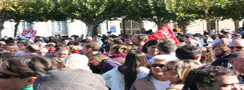 La Plaza Cervantes durante la concentración Los alcalaínos escuchan a Marta y los líderes de los sindicatos