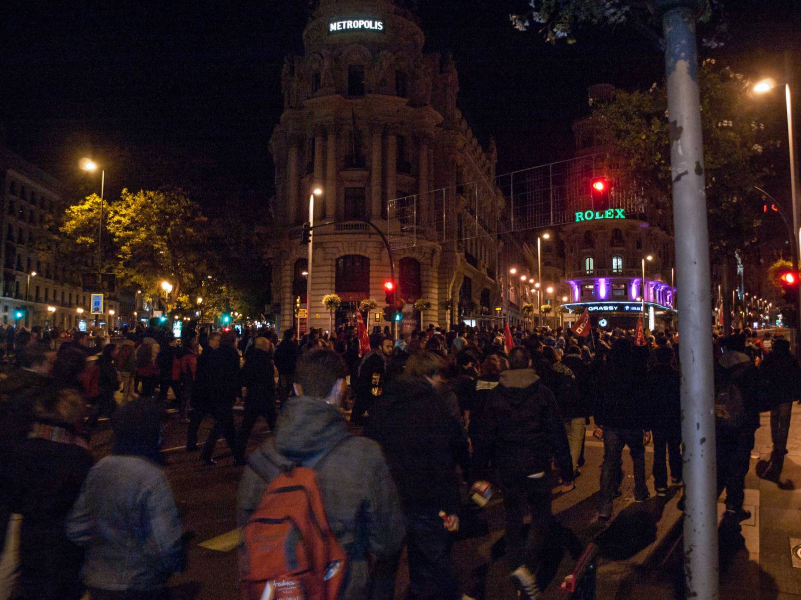 Manifestantes en el centro de Madrid Los manifestantes ocupan la calzada en Gran Vía durante la madrugada previa a la huelga. Foto: David Roch