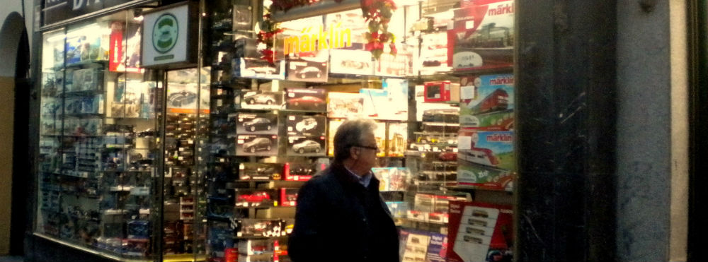 Curioso en el escaparate Un hombre observa el escaparate de Matey