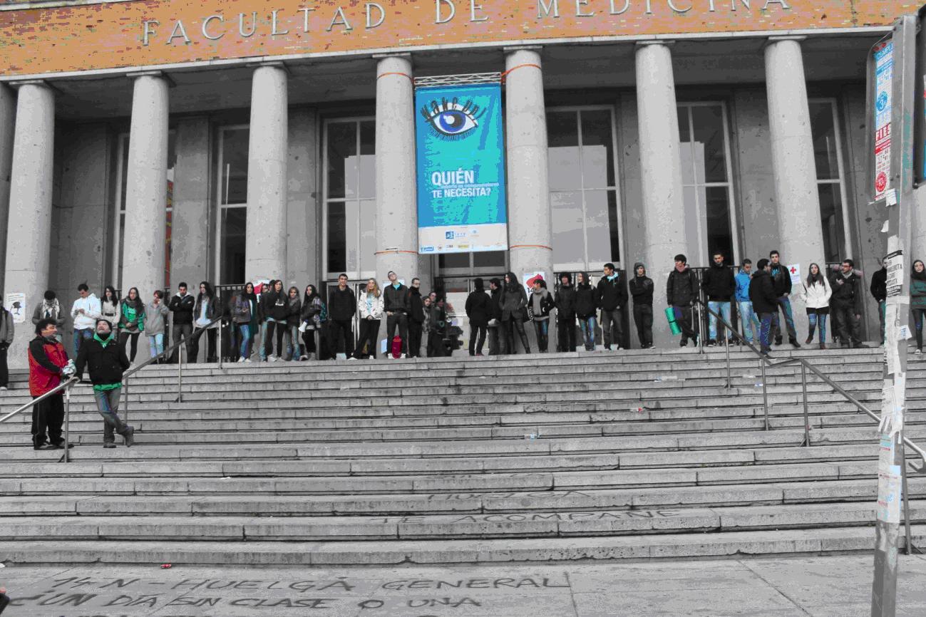 medicina Entrada a la Facultad de Medicina controlada por los estudiantes