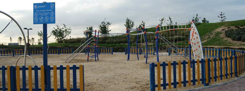 El parque infantil de Valdebebas El parque infantil con columpios de Valdebebas