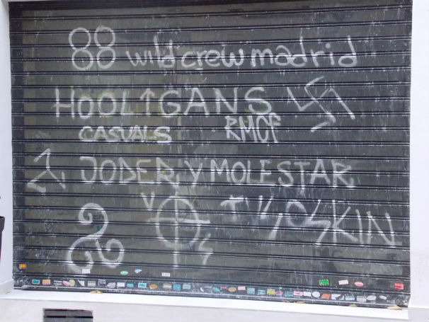 pintada6 Grafitos en las verjas de Marceliano Santamaría