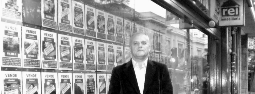 El rey de chamberí en su inmobiliaria El Rey de Chamberí frente a su oficina inmobiliaria