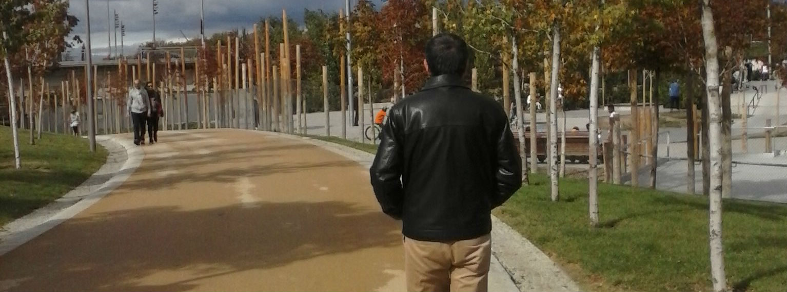 Jose vuelve a casa por el parque de Madrid Río.