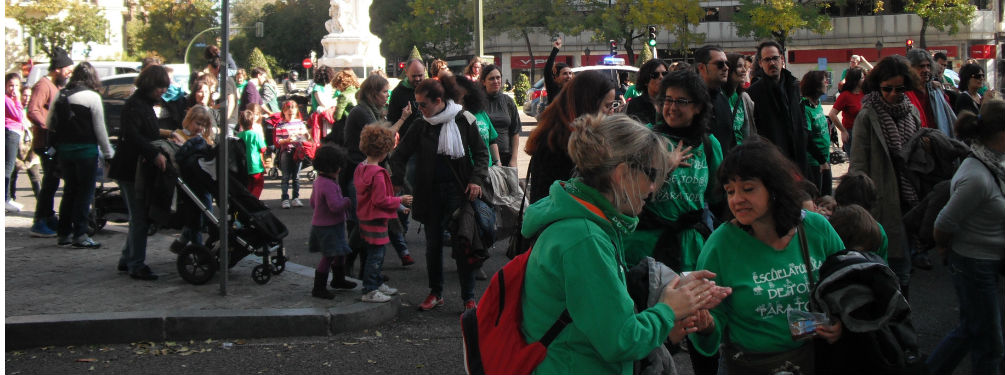Padres protestando Padres y alumnos en defensa de la educación pública