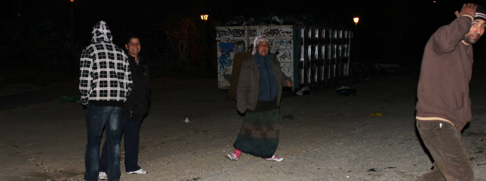 Un grupo de rumanos recogiendo la basura del barrio Ventilla Un grupo de rumanos recogiendo la basura del barrio Ventilla