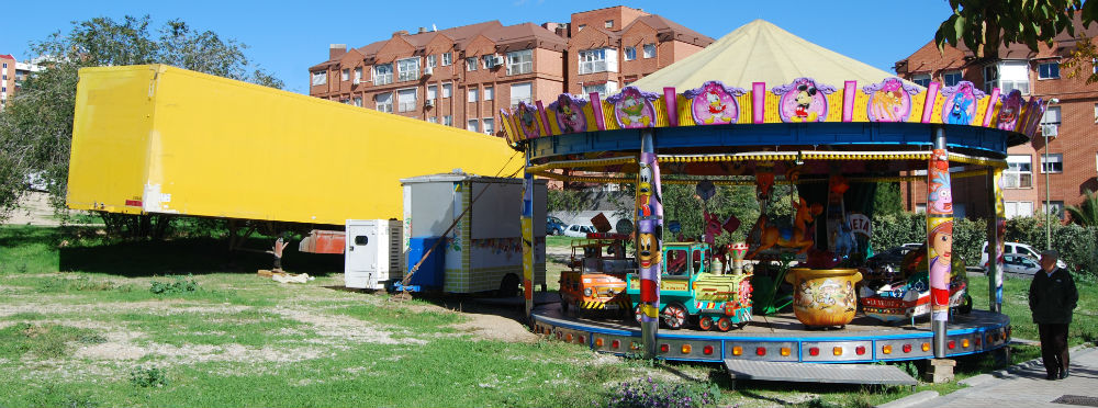 El carrusel de Silvano, solitario en una mañana de sábado Un tiovivo vacío en el distrito de Hortaleza