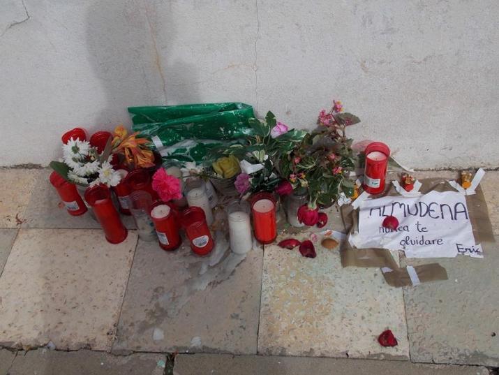 Velas Ofrenda a Almudena M. en la calle de la Luz. Foto: F.D-I.