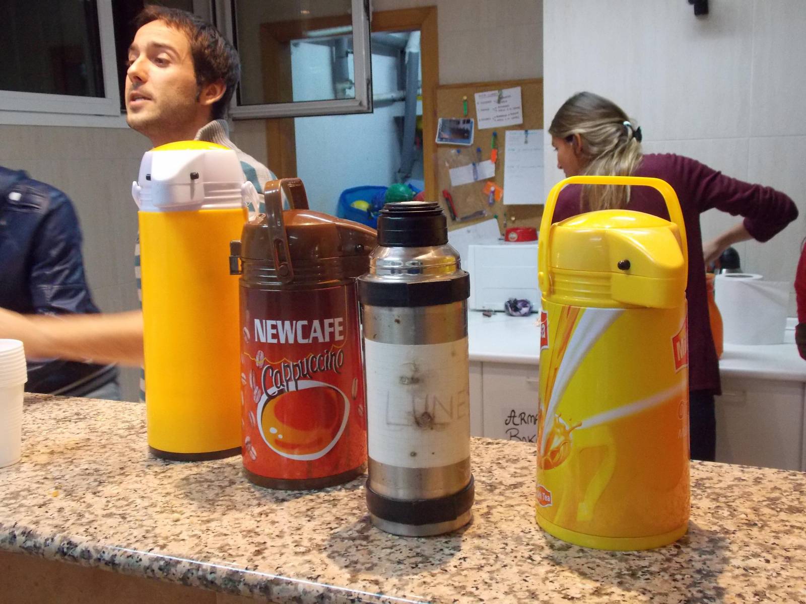 BOKATAS 010 Cuatro termos con café. En la cocina faenan los voluntarios. Contra la miseria, caridad