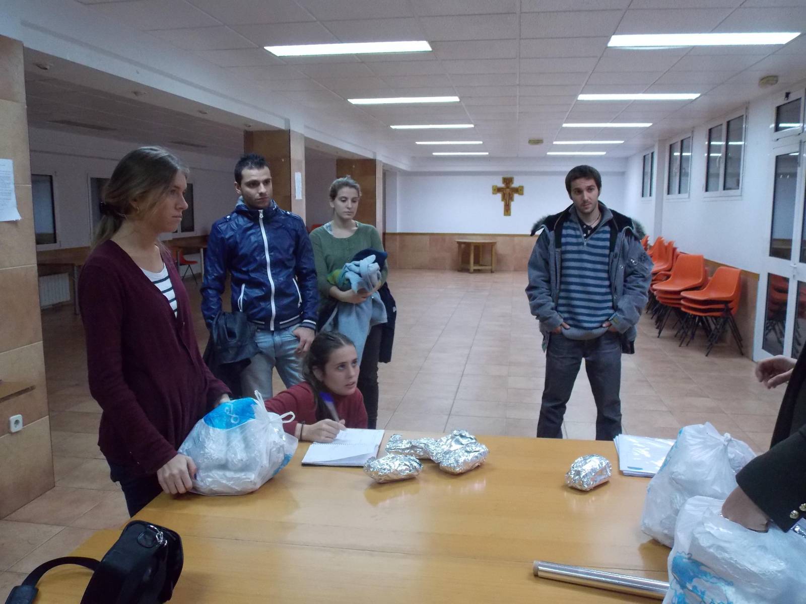 BOKATAS 019 Claudia Pery, agachada, organiza a los bokateros en una sala de la parroquia