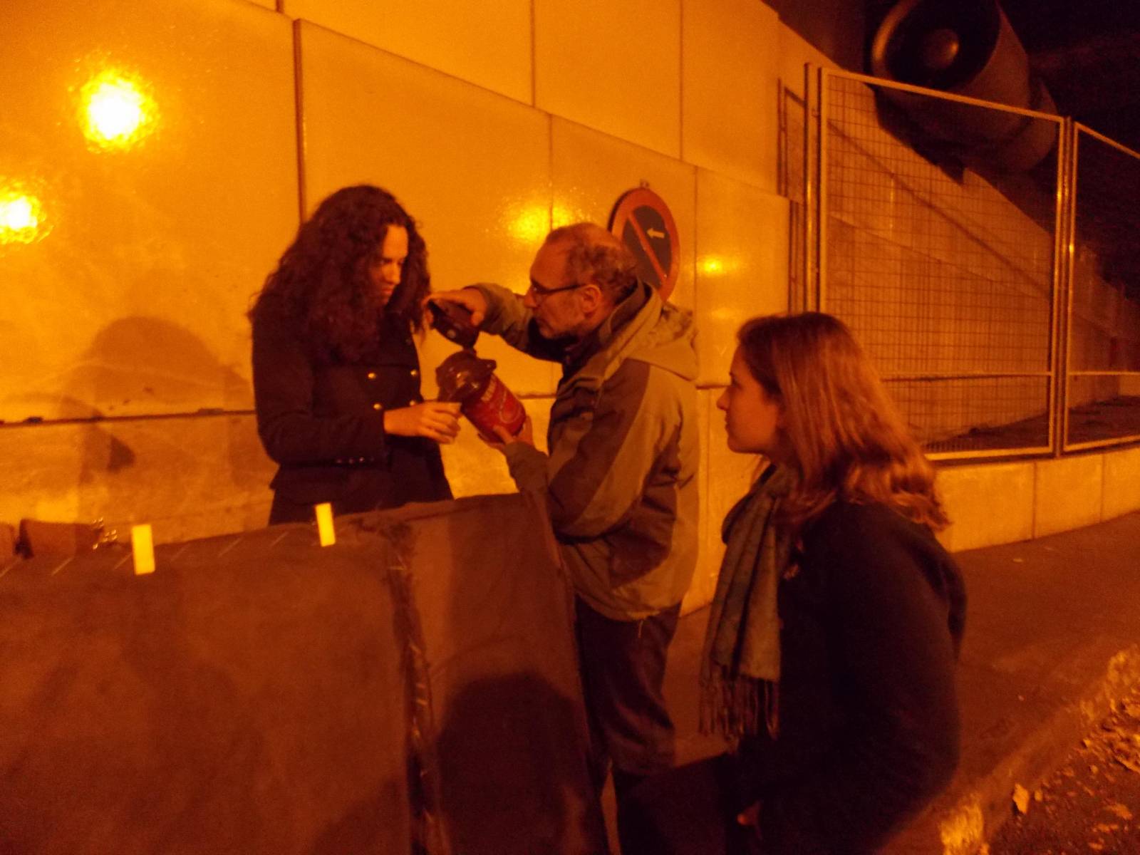 BOKATAS 020 Álex, Julián y Michelle asisten a dos transeúntes en el interior de un túnel