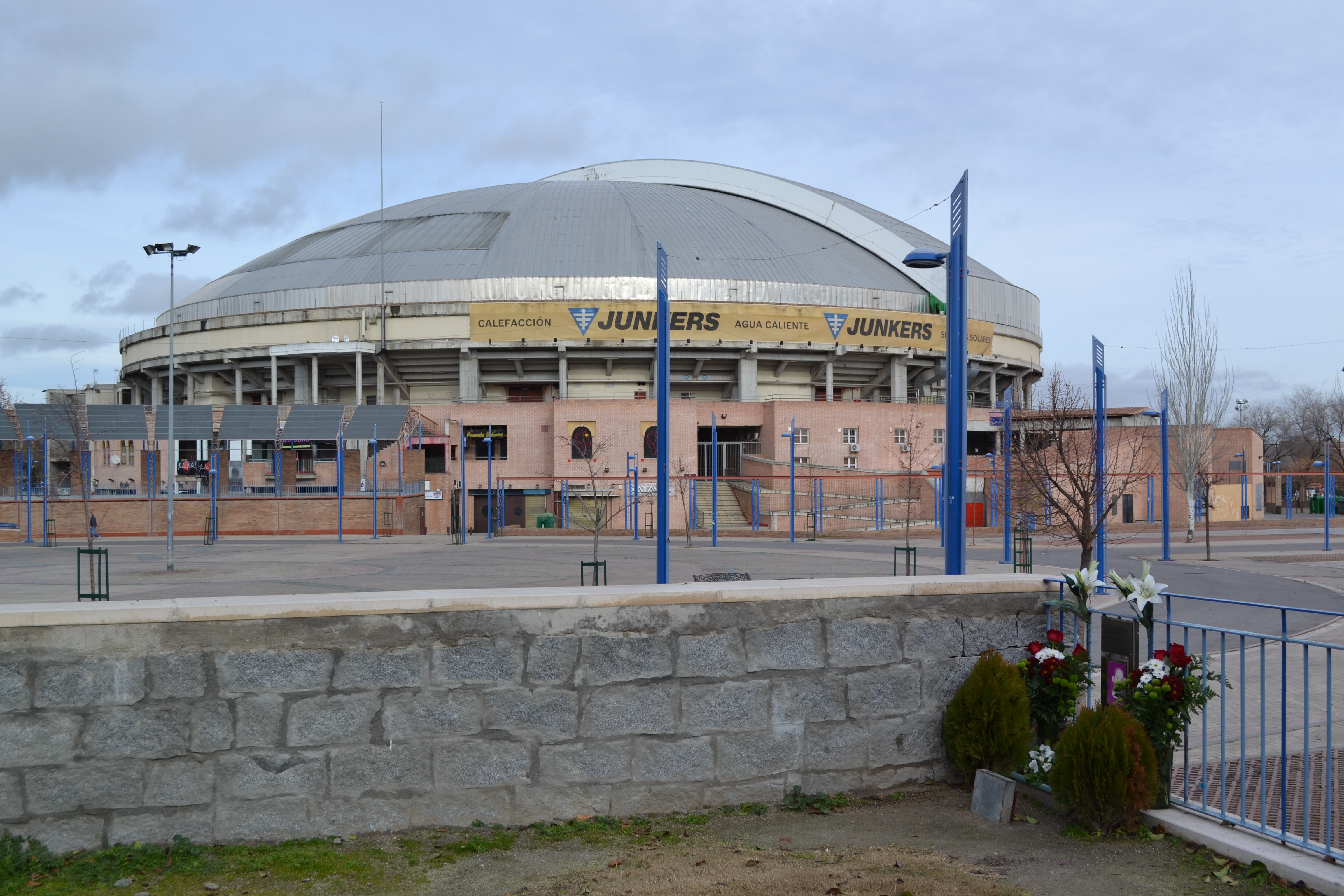 Al fondo la Plaza de Toros de Leganés y en primer plano el altar en memoria de Bruno Sánchez Al fondo la Plaza de Toros de Leganés y en primer plano el altar en memoria de Bruno Sánchez