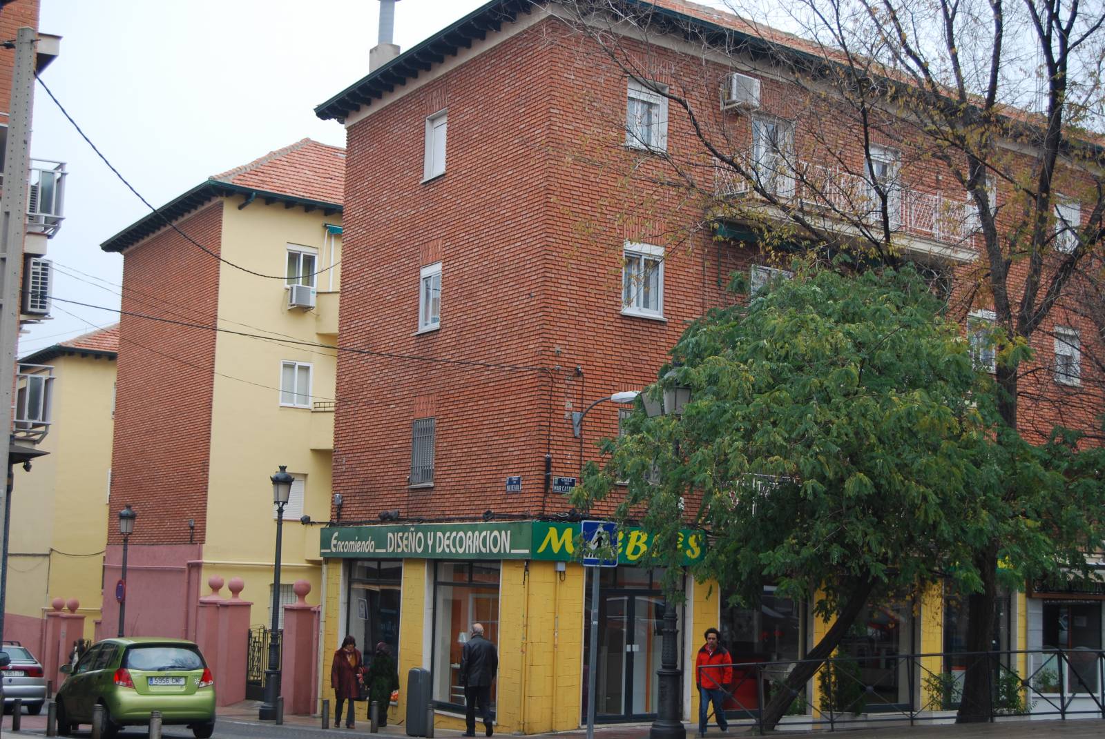 Edificios paralelos que van simplificando su fachada Edificios paralelos que van simplificando su fachada