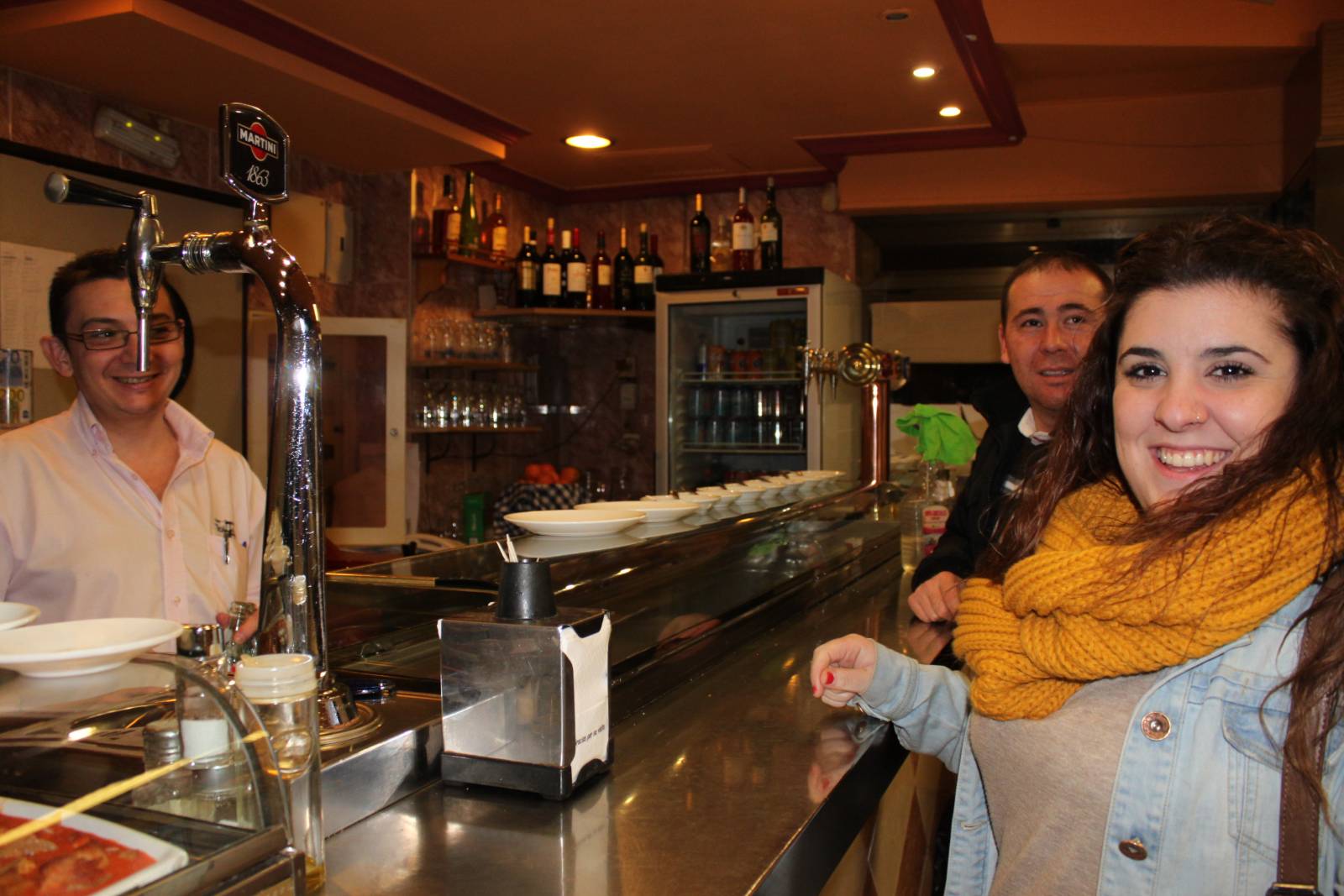 Alba comparte su aventura a Londres con sus amigos en el bar del barrio. Foto:I.M.B Alba comparte su aventura a Londres con sus amigos en el bar del barrio. Foto:I.M.B