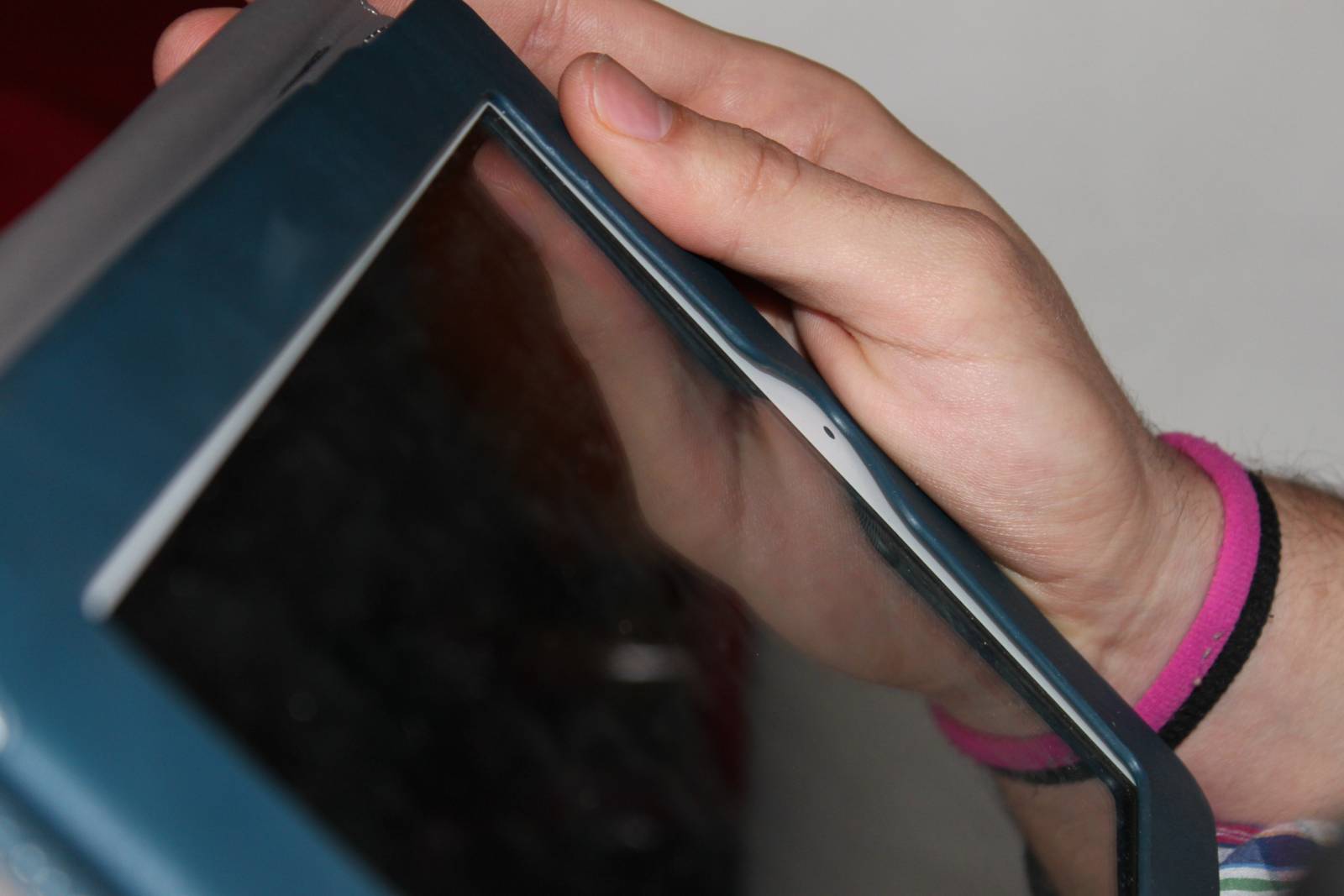 IMG_5491 Alberto cena viendo el reality Ghandia Sore en su Ipad