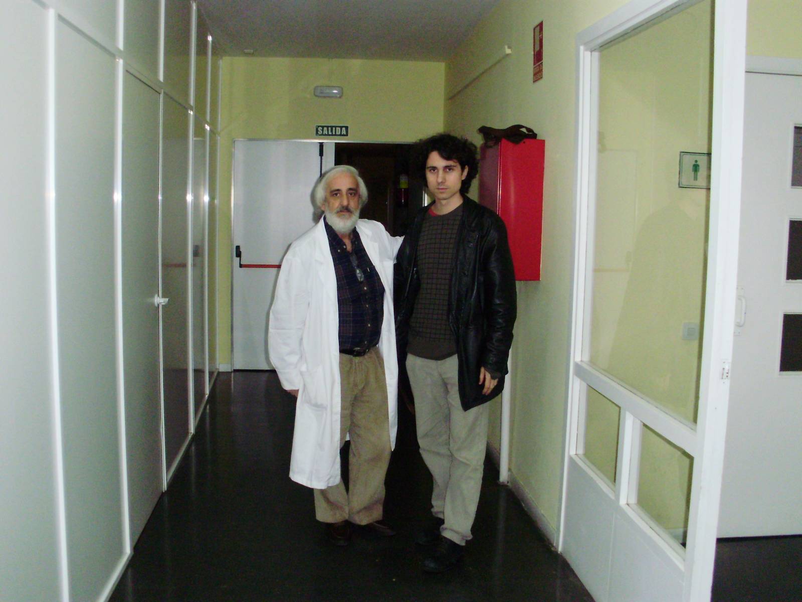 Miguel Ángel Rodríguez y Jonás Trueba Miguel Ángel Rodríguez (izq.) y Jonás Trueba (dcha.) en uno de los pasillos del Centro Cultural Buero Vallejo. Foto: Iván Gurrea