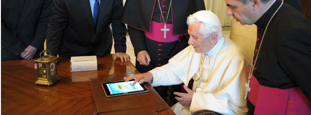 El Papa con un Ipad El Papa manejando un Ipad
