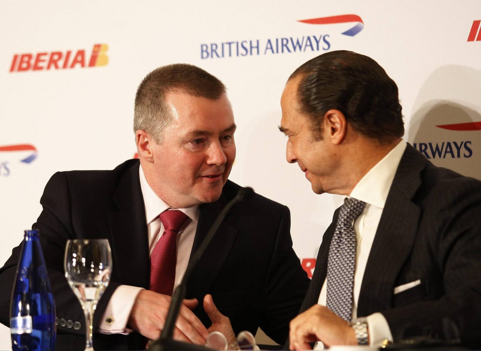 -iberia5.jpg de Producción ABC--03LU4091.jpg- El CEO de IAG, Willie Walsh (izda.) estrecha la mano del actual presidente de Iberia, Antonio Vázquez. Foto: Ernesto Aguado